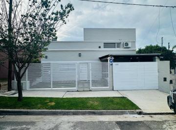 Casa · 157m² · 3 Ambientes · 1 Cochera · Casa en Urca de 2 Dorm.!