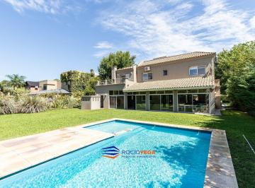Casa · 216m² · 5 Ambientes · 2 Cocheras · Casa en Venta y Alquiler en Campos de Alvarez