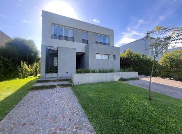 Casa · 210m² · 4 Ambientes · 1 Cochera · Casa en Alquiler en Castaños, Nordelta, Tigre