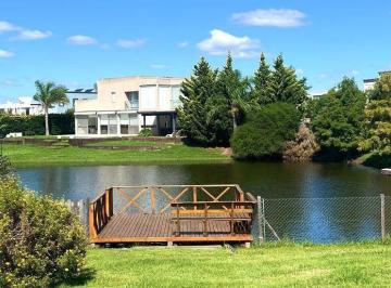 Casa · 230m² · 4 Ambientes · 1 Cochera · Casa a La Laguna San Benito