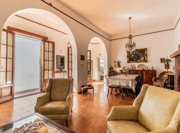 Casa · 220m² · 7 Ambientes · 2 Cocheras · Casa y Departamento en El Mismo Lote en Venta con Depósito y Cochera