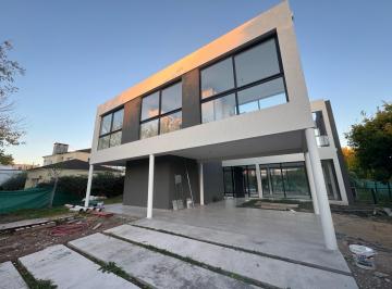 Casa · 204m² · 5 Ambientes · 2 Cocheras · Casa de 4 Dorm. en Venta en Haras Santa Maria, Escobar