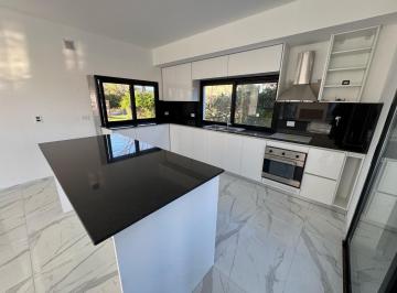Casa · 204m² · 5 Ambientes · 2 Cocheras · Casa de 4 Dorm. en Venta en Haras Santa Maria, Escobar
