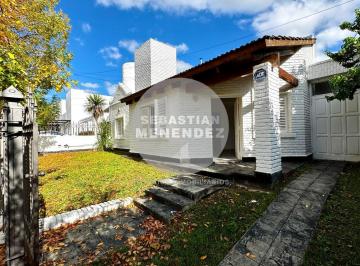 Casa · 150m² · 6 Ambientes · 2 Cocheras · 1 Planta - 3 Dorm (1 en Suite) - Galería/quincho - Pileta