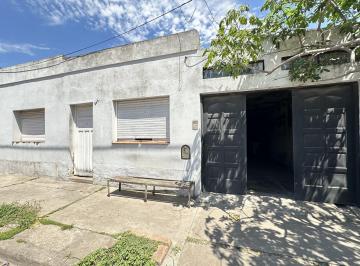 Casa · 71m² · 4 Ambientes · 1 Cochera · Venta Casa con 3 Habitaciones en Lobos