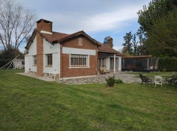 Casa · 3 Ambientes · 2 Cocheras · Venta Casa Quinta con Gran Lote 2400 m - Oportunidad