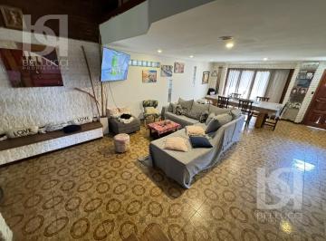 Casa · 300m² · 6 Ambientes · Venta // Casa 5 Amb. // Constitución