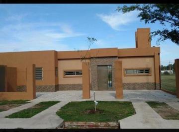 Casa · 110m² · 3 Ambientes · Venta Casa 2 Dorm. con Pileta - Funes Town