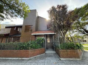 Casa de 5 ambientes, Mar del Plata · Importante Chalet con Detalles Arquitectónicos y Carpintería de 1ra Calidad