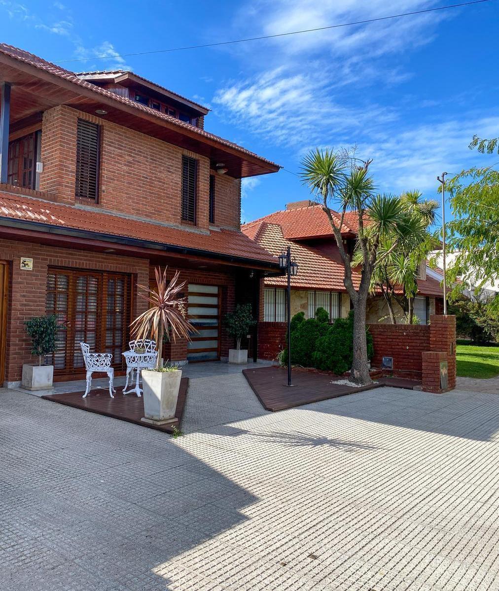 Imponente chalet en Colinas de Peralta Ramos, 233m², 4 amb, 3 dorm, 3 baños, 2 coch.