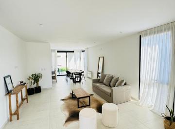 Casa · 180m² · 5 Ambientes · 2 Cocheras · Dúplex en Venta de 3 Dorm. en Chacra del Norte II