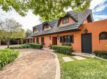 Casa · 262m² · 6 Ambientes · 2 Cocheras · Casa en Venta con Vista Al Golf en Los Lagartos Country Club