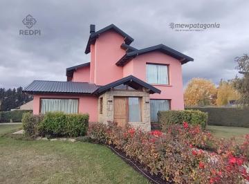 Casa · 233m² · 6 Ambientes · 1 Cochera · Amplia Casa en Dina Huapi con Hermosos Ambientes