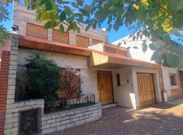 Casa · 200m² · 4 Ambientes · 1 Cochera · Casa 4 Amb con Jardin y Piscina