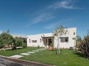 Casa · 150m² · 3 Ambientes · 2 Cocheras · Venta Casa en Pilar - Pilar del Este