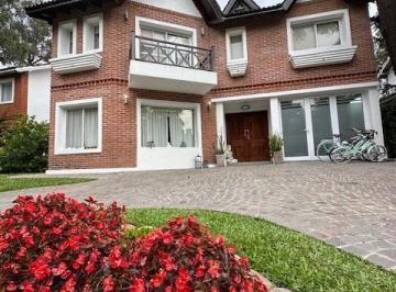 Casa de 6 ambientes, Ituzaingó · Casa de 6 Ambientes con Quincho y Parque con Piscina en Barrio en Parque Leloir