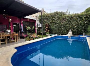 Casa · 161m² · 4 Ambientes · 1 Cochera · Venta Casa Sobre Lote Propio 4 Ambientes con Piscina y Garaje - Permuta - Villa Luro