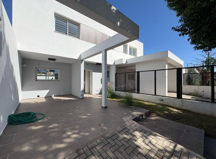 Casa · 115m² · 4 Ambientes · 2 Cocheras