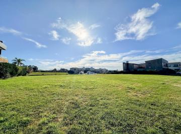 Terreno · 1035m² · Muy Buen Lote Al Rio C/amarra en Barrio Cerrado Albanueva, Frente Al Norte, Venta