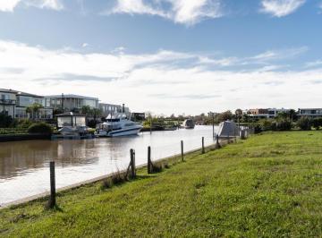 Terreno · 1035m² · Muy Buen Lote en Venta en Barrio Nautico Albanueva con Fondo Orientado Al Norte, con Amarra