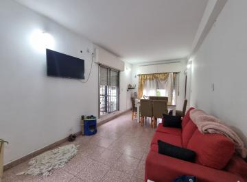 Casa · 80m² · 3 Ambientes · 2 Cocheras · Casa 3 Ambientes con Entrada Para Auto y Jardín.