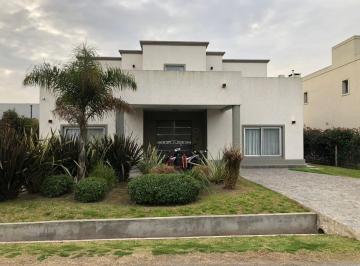 Casa · 303m² · 6 Ambientes · 2 Cocheras · Casa 6 Ambientes en Barrio Privado Los Troncos C/ Pileta Amoblado