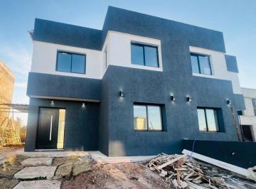 Casa · 117m² · 8 Ambientes · 2 Cocheras · Alquiler Casa 3 Dorm. Docta
