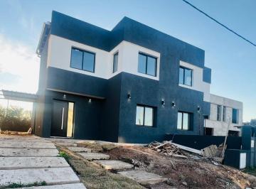 Casa · 112m² · 8 Ambientes · 1 Cochera · Casa 3 Dor. en Venta Docta Recibo Lote - Financio