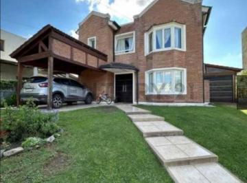 Casa · 200m² · 7 Ambientes · 2 Cocheras · Venta! La Estanzuela Casa de 3 Dorm. Lote Esquina!