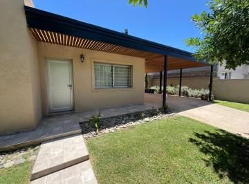 Casa · 130m² · 4 Ambientes · 2 Cocheras · Propiedad en Venta - 20 de Agosto Al 600, Barrio Funes City, Funes.