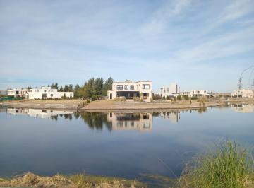 Casa · 157m² · 4 Ambientes · 2 Cocheras · Venta Casa 4 Ambientes a La Laguna con Dependencia Jardin y Parrilla