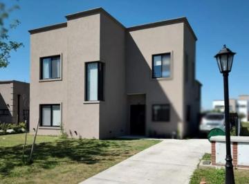 Casa · 170m² · 4 Ambientes · Casa en Alquiler Barrio San Ramón, Pilar del Este, Pilar
