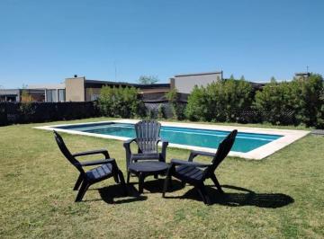 Casa · 170m² · 4 Ambientes · Casa en Alquiler Barrio San Ramón, Pilar del Este, Pilar
