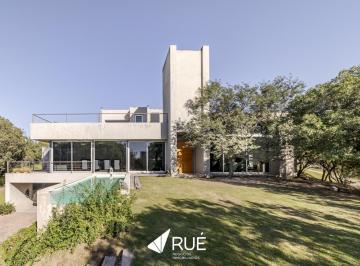 Casa · 490m² · 8 Ambientes · 2 Cocheras · Casa en Venta/alquiler en Estancia Q2, de Categoría, 6 Dorm