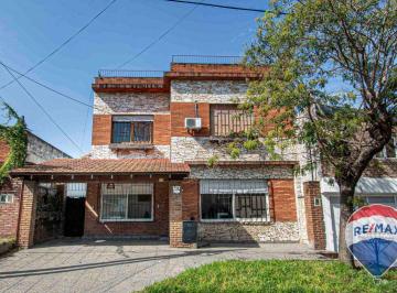 Casa · 120m² · 4 Ambientes · 1 Cochera · Casa 4 Ambientes con Quincho y Jardin en Venta