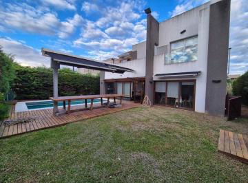 Casa · 330m² · 8 Ambientes · Casa en Venta - 7 Dorm. 5 Baños - Berazategui