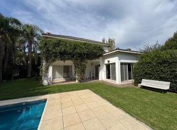 Casa · 275m² · 4 Ambientes · 5 Cocheras · Casa en Alquiler en Campos de Alvarez
