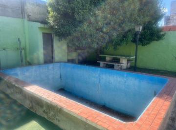 Casa · 93m² · 3 Ambientes · 2 Cocheras · Venta Casa 1 Dormi con Pileta