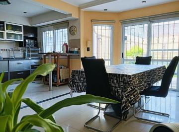 Casa · 200m² · 7 Ambientes · 1 Cochera · Venta Casa Tapiales Apto Crédito