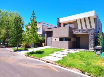 Casa · 223m² · 7 Ambientes · 2 Cocheras · Casa en Venta en Pinares de Furlotti Maipú