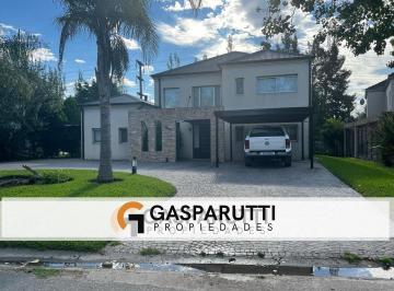 Casa · 380m² · 4 Ambientes · 8 Cocheras · Excelente Casa en Alquiler en Septiembre con Pileta!