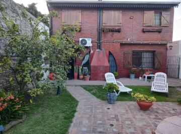 Casa · 230m² · 5 Ambientes · 2 Cocheras · Casa en Venta - 4 Dorm. 4 Baños - Cochera - 700 m² - Merlo Oeste