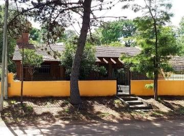 Casa · 260m² · 5 Ambientes · 2 Cocheras · Casa en Venta - 4 Dorm. 5 Baños - Cocheras - 540 m² - Monte Hermoso