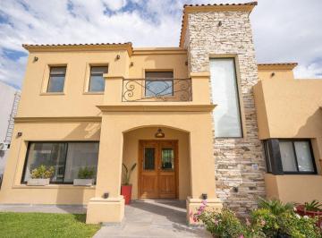 Casa · 216m² · 4 Ambientes · 2 Cocheras · Venta Casa 4 Amb Prados del Oeste Piscina Galeria