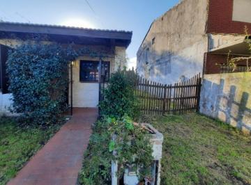 Casa · 55m² · 3 Ambientes · 1 Cochera · Casa a Reciclar o Demoler, Zona Los Pinares