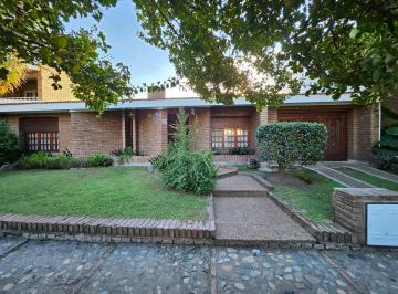 Casa · 287m² · 10 Ambientes · 2 Cocheras · Casa con Pileta, Quincho y Gran Terreno en Villa Belgrano