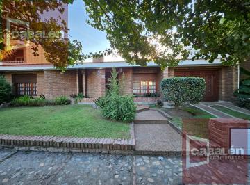Casa · 287m² · 10 Ambientes · 2 Cocheras · Casa con Pileta, Quincho y Gran Terreno en Villa Belgrano