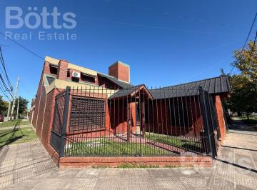 Casa · 235m² · 5 Ambientes · 2 Cocheras · Casa - Moreno
