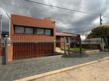 Casa · 250m² · 6 Ambientes · 4 Cocheras · Casa en Venta 5 Dorm. - B° Alto Verde con Escritura