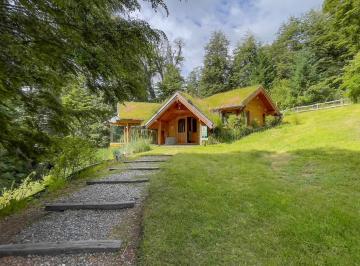 Casa · 220m² · 3 Dormitorios · Casa a Orillas del Rio Bonito en Villa La Angostura Paar 6 Personas